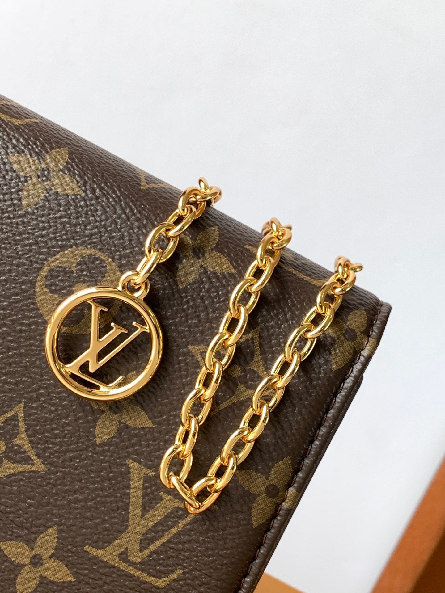 L*V Bag 006